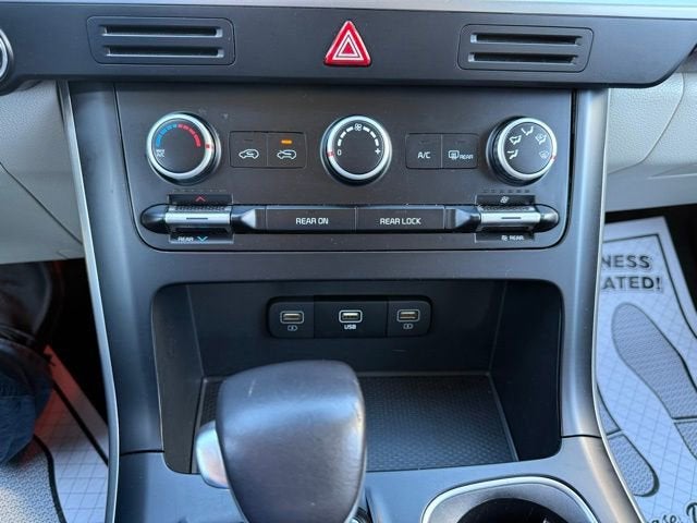 2024 Kia Carnival LX